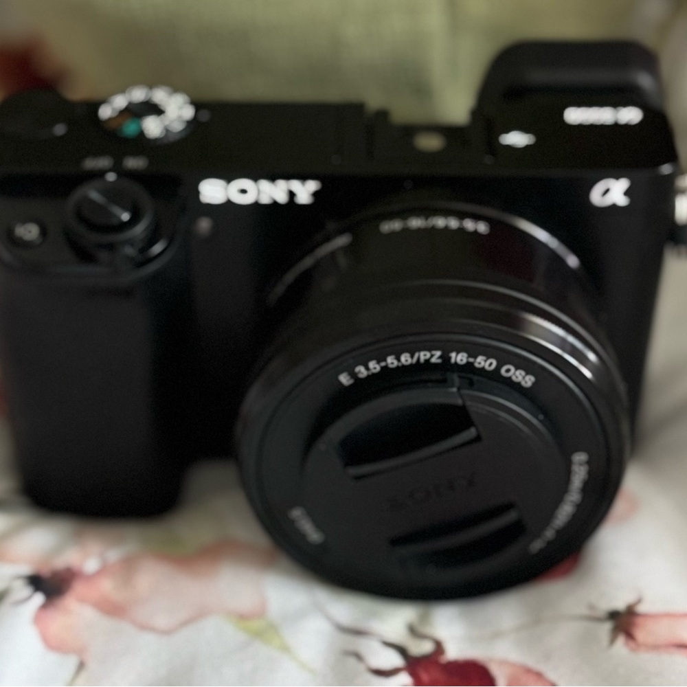 Sony Alpha a6000 Camera + Lens & Bonus Memory Card